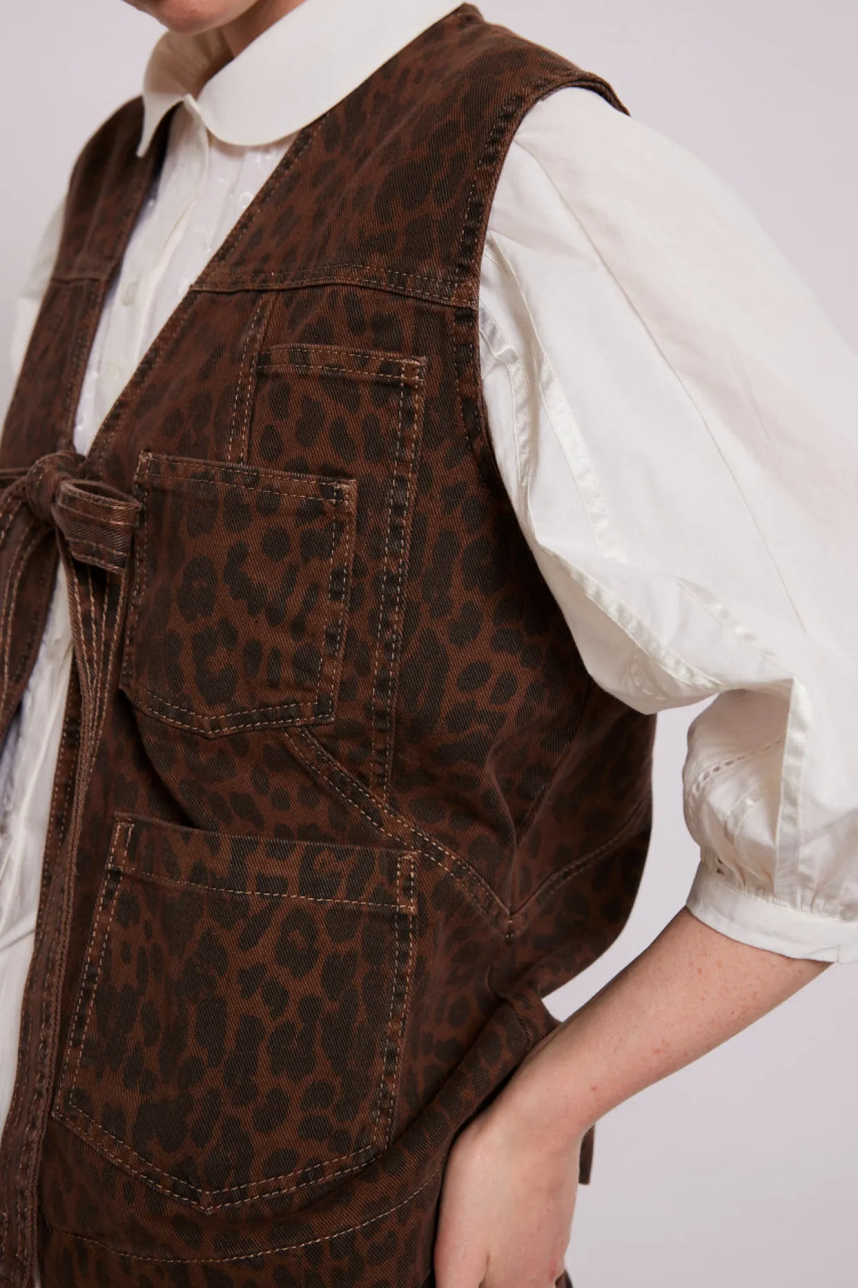 dilly denim gilet - dark leopard