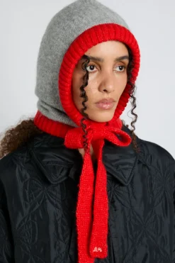hood in grey marl with red tie in premium yarn