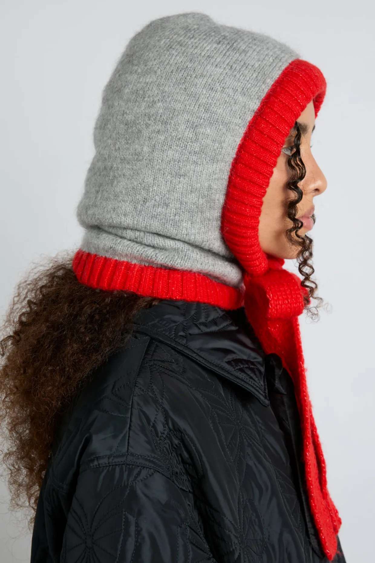 hood in grey marl with red tie in premium yarn