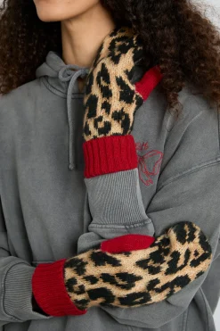 leopard mittens in fluffy yarn