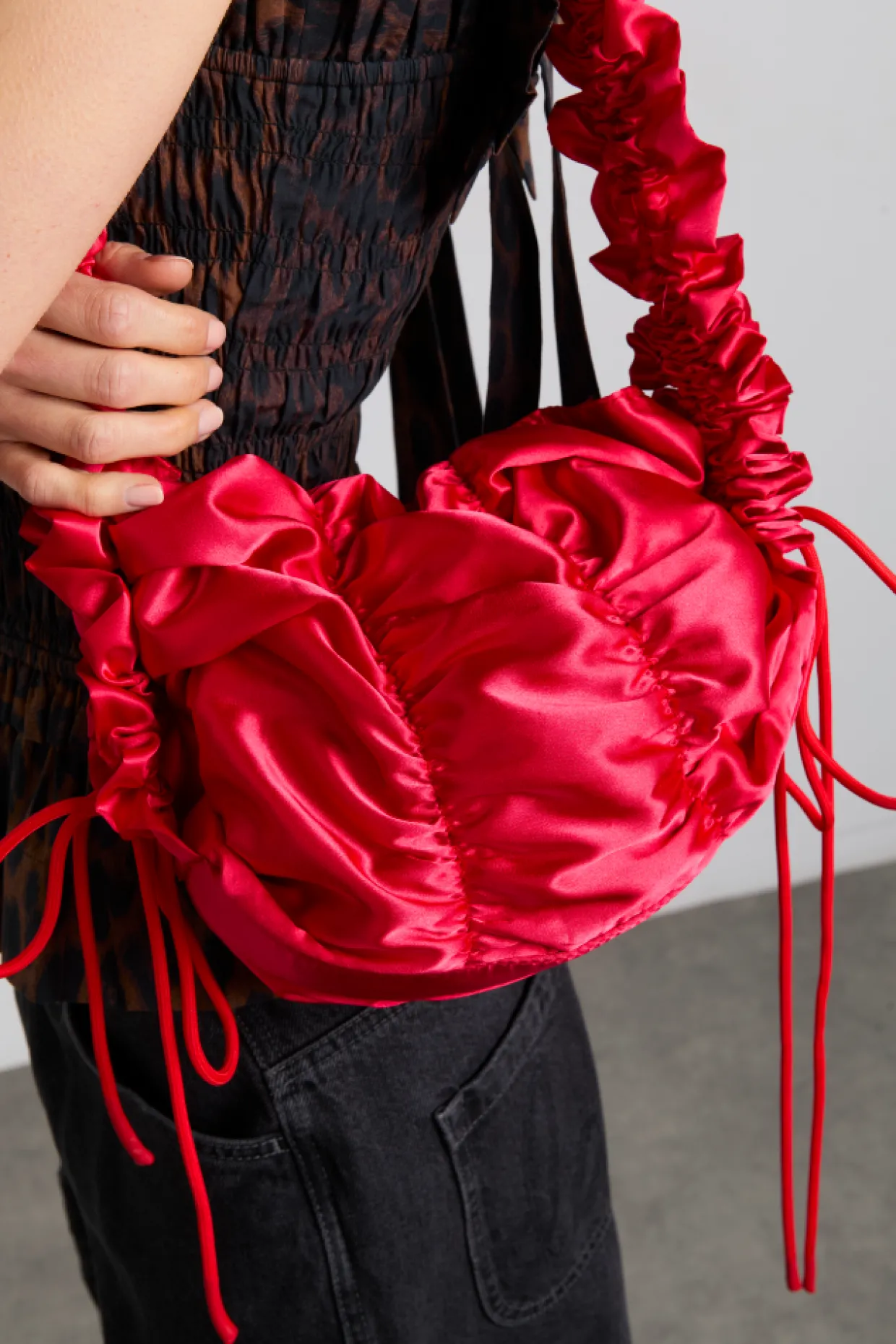 ruched satin bag - red
