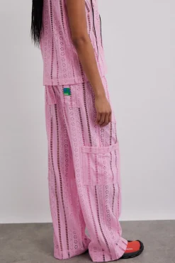 vacation pants - pink broderie